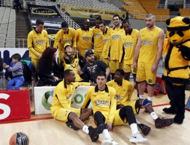 Δίπλα στην αγαπημένη της ΑΕΚ βρέθηκε για μια ακόμη φορά η νεαρή Μυρτώ (φωτό)